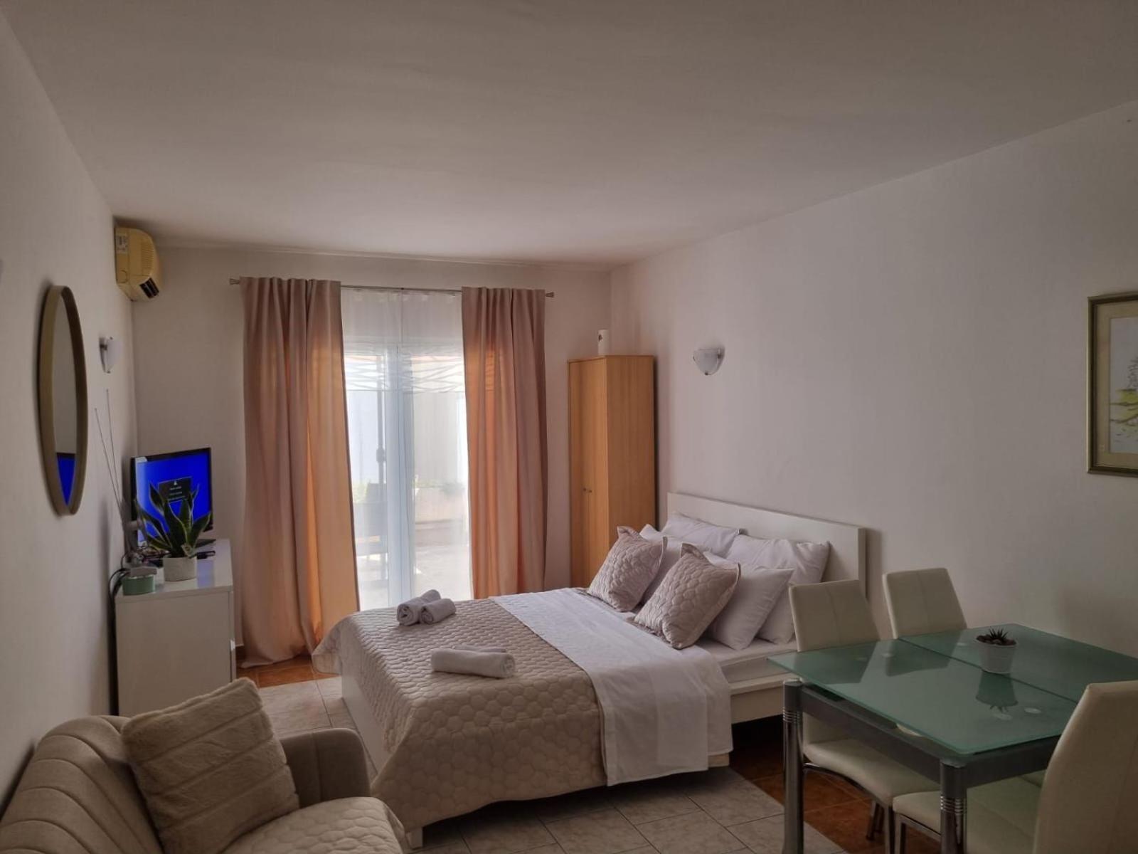 Apartment Bubi - AC&parking space Necujam Bagian luar foto